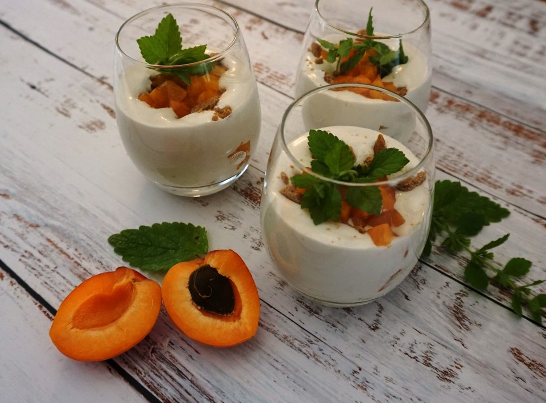 Joghurtcreme mit Aprikosen und Kokos
