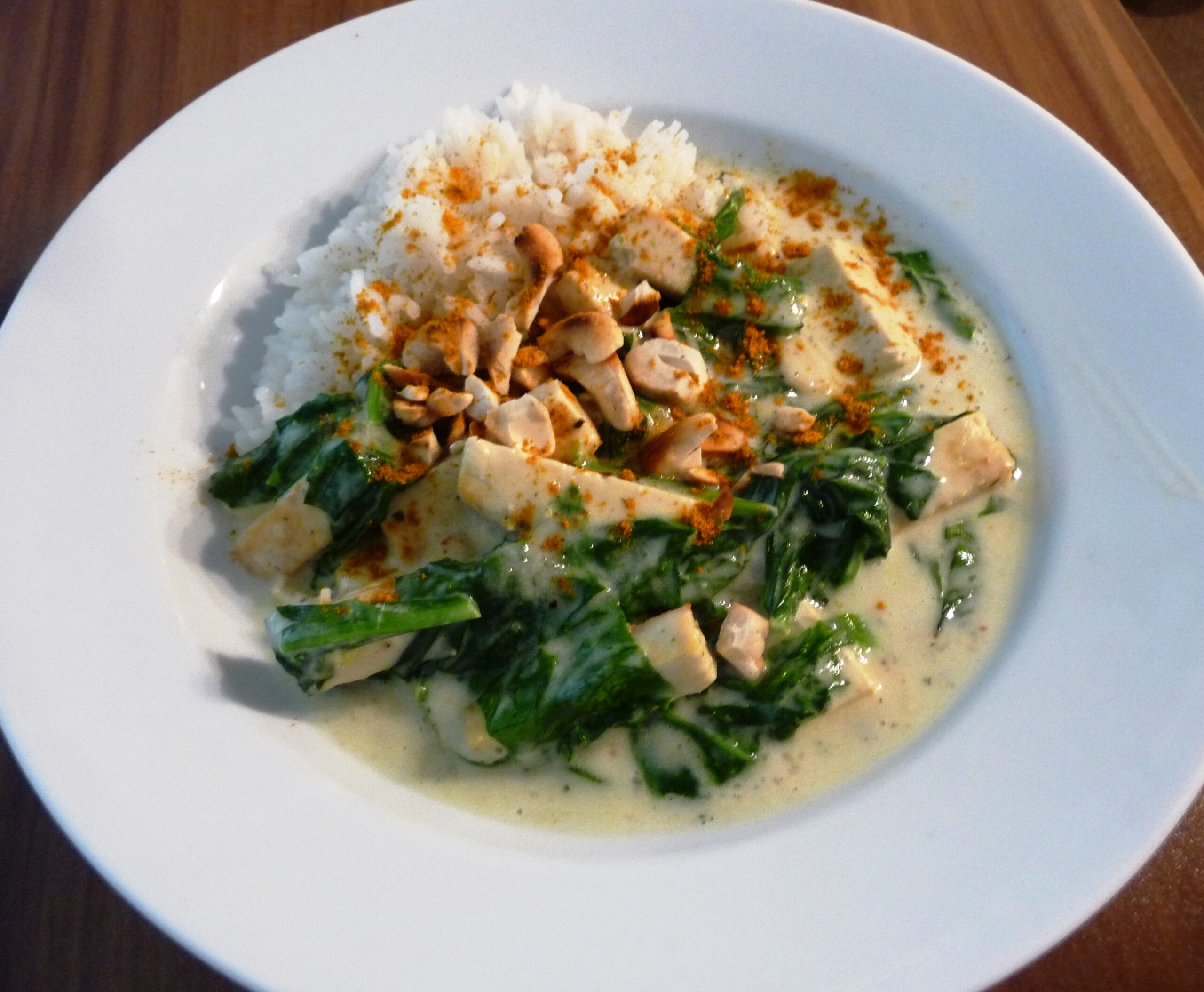 Tofu-Curry mit Blattspinat und Cashewkernen